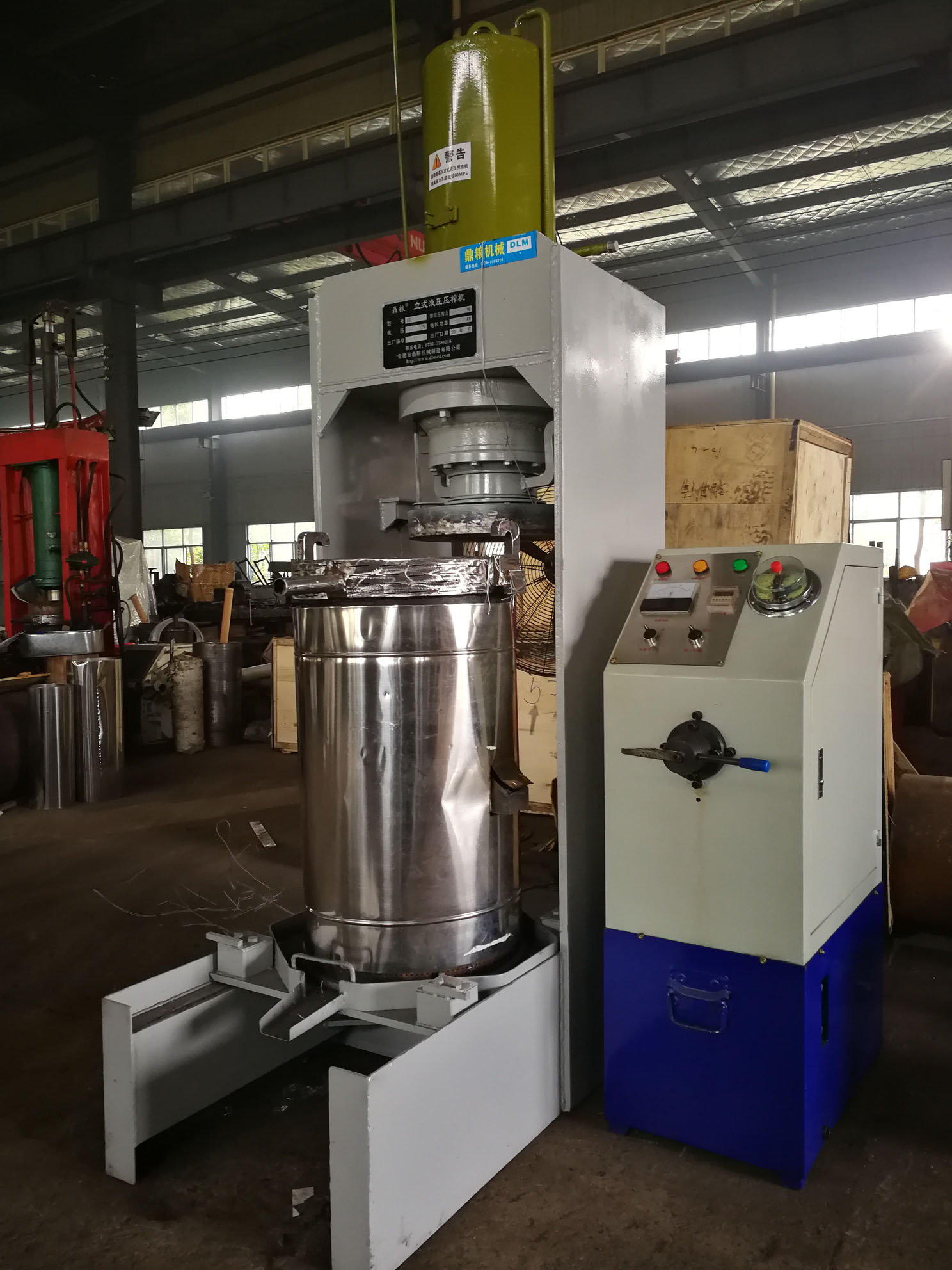 不銹鋼超高壓立式液壓壓榨機(jī)，果汁壓榨機(jī)，果渣壓榨機(jī)，藥材壓榨，油渣處理，白土壓榨